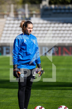 2022-04-03 - Camille Pecharman of Paris FC warms up ahead of the Women's French championship, D1 Arkema football match between Paris FC and Paris Saint-Germain on April 3, 2022 at Sebastien Charlety stadium in Paris, France - PARIS FC VS PARIS SAINT-GERMAIN - FRENCH WOMEN DIVISION 1 - SOCCER