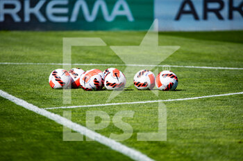 2022-04-03 - The official ball ahead of the Women's French championship, D1 Arkema football match between Paris FC and Paris Saint-Germain on April 3, 2022 at Sebastien Charlety stadium in Paris, France - PARIS FC VS PARIS SAINT-GERMAIN - FRENCH WOMEN DIVISION 1 - SOCCER