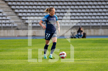 2022-04-15 - Julie Soyer of Paris FC controls the ball during the Women's French championship D1 Arkema football match between Paris FC and Montpellier HSC on April 15, 2022 at Charlety stadium in Paris, France - PARIS FC VS MONTPELLIER HSC - FRENCH WOMEN DIVISION 1 - SOCCER