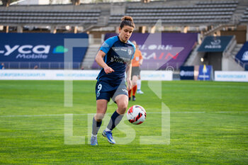 2022-04-15 - Mathilde Bourdieu of Paris FC controls the ball during the Women's French championship D1 Arkema football match between Paris FC and Montpellier HSC on April 15, 2022 at Charlety stadium in Paris, France - PARIS FC VS MONTPELLIER HSC - FRENCH WOMEN DIVISION 1 - SOCCER