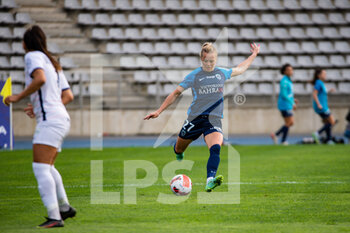 2022-04-15 - Julie Soyer of Paris FC controls the ball during the Women's French championship D1 Arkema football match between Paris FC and Montpellier HSC on April 15, 2022 at Charlety stadium in Paris, France - PARIS FC VS MONTPELLIER HSC - FRENCH WOMEN DIVISION 1 - SOCCER