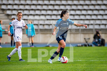 2022-04-15 - Clara Mateo of Paris FC controls the ball during the Women's French championship D1 Arkema football match between Paris FC and Montpellier HSC on April 15, 2022 at Charlety stadium in Paris, France - PARIS FC VS MONTPELLIER HSC - FRENCH WOMEN DIVISION 1 - SOCCER