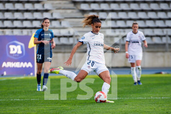 2022-04-15 - Maelle Lakrar of Montpellier Herault Sport Club controls the ball during the Women's French championship D1 Arkema football match between Paris FC and Montpellier HSC on April 15, 2022 at Charlety stadium in Paris, France - PARIS FC VS MONTPELLIER HSC - FRENCH WOMEN DIVISION 1 - SOCCER