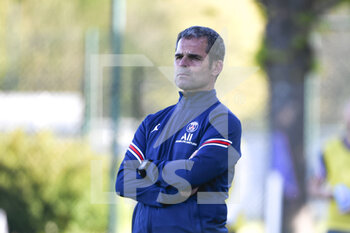 2022-04-16 - Didier Olle-Nicolle head coach of PSG during the Women's French championship D1 Arkema football match between Paris Saint-Germain (PSG) and GPSO 92 Issy on April 16, 2022 at Georges Lefevre stadium in Saint-Germain-en-Laye, France - PARIS SAINT-GERMAIN (PSG) VS GPSO 92 ISSY - FRENCH WOMEN DIVISION 1 - SOCCER