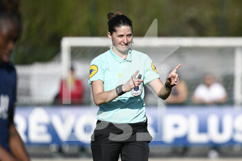 2022-04-16 - The referee (woman) during the Women's French championship D1 Arkema football match between Paris Saint-Germain (PSG) and GPSO 92 Issy on April 16, 2022 at Georges Lefevre stadium in Saint-Germain-en-Laye, France - PARIS SAINT-GERMAIN (PSG) VS GPSO 92 ISSY - FRENCH WOMEN DIVISION 1 - SOCCER