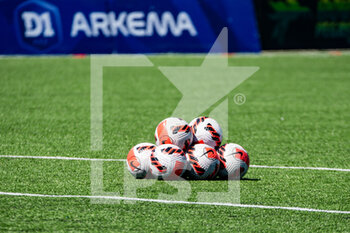 2022-04-17 - The official ball ahead of the Women's French championship, D1 Arkema football match between FC Fleury 91 and Olympique Lyonnais (Lyon) on April 17, 2022 at Walter Felder stadium in Fleury-Merogis, France - FC FLEURY 91 VS OLYMPIQUE LYONNAIS (LYON) - FRENCH WOMEN DIVISION 1 - SOCCER