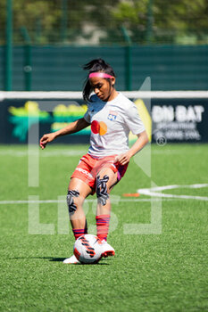 2022-04-17 - Perle Morroni of Olympique Lyonnais warms up ahead of the Women's French championship, D1 Arkema football match between FC Fleury 91 and Olympique Lyonnais (Lyon) on April 17, 2022 at Walter Felder stadium in Fleury-Merogis, France - FC FLEURY 91 VS OLYMPIQUE LYONNAIS (LYON) - FRENCH WOMEN DIVISION 1 - SOCCER