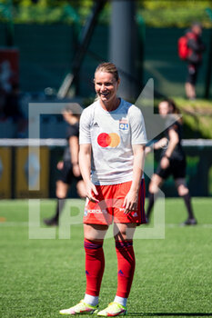 2022-04-17 - Amandine Henry of Olympique Lyonnais warms up ahead of the Women's French championship, D1 Arkema football match between FC Fleury 91 and Olympique Lyonnais (Lyon) on April 17, 2022 at Walter Felder stadium in Fleury-Merogis, France - FC FLEURY 91 VS OLYMPIQUE LYONNAIS (LYON) - FRENCH WOMEN DIVISION 1 - SOCCER