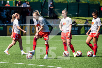 2022-04-17 - Ada Hegerberg of Olympique Lyonnais and Amandine Henry of Olympique Lyonnais warm up ahead of the Women's French championship, D1 Arkema football match between FC Fleury 91 and Olympique Lyonnais (Lyon) on April 17, 2022 at Walter Felder stadium in Fleury-Merogis, France - FC FLEURY 91 VS OLYMPIQUE LYONNAIS (LYON) - FRENCH WOMEN DIVISION 1 - SOCCER