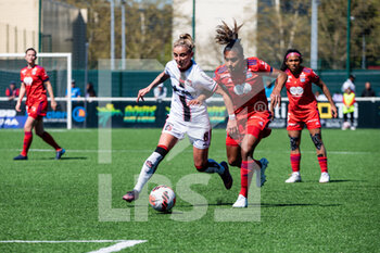2022-04-17 - Jenna Dear of FC Fleury and Catarina Macario of Olympique Lyonnais fight for the ball during the Women's French championship, D1 Arkema football match between FC Fleury 91 and Olympique Lyonnais (Lyon) on April 17, 2022 at Walter Felder stadium in Fleury-Merogis, France - FC FLEURY 91 VS OLYMPIQUE LYONNAIS (LYON) - FRENCH WOMEN DIVISION 1 - SOCCER