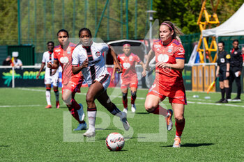 2022-04-17 - Claudine Falonne Meffometou of FC Fleury and Eugenie Le Sommer of Olympique Lyonnais fight for the ball during the Women's French championship, D1 Arkema football match between FC Fleury 91 and Olympique Lyonnais (Lyon) on April 17, 2022 at Walter Felder stadium in Fleury-Merogis, France - FC FLEURY 91 VS OLYMPIQUE LYONNAIS (LYON) - FRENCH WOMEN DIVISION 1 - SOCCER