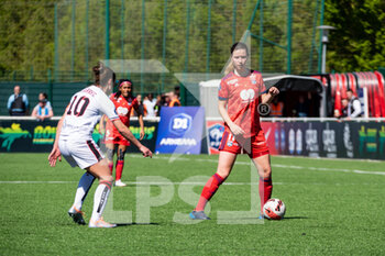 2022-04-17 - Lea Le Garrec of FC Fleury and Damaris Egurrola of Olympique Lyonnais fight for the ball during the Women's French championship, D1 Arkema football match between FC Fleury 91 and Olympique Lyonnais (Lyon) on April 17, 2022 at Walter Felder stadium in Fleury-Merogis, France - FC FLEURY 91 VS OLYMPIQUE LYONNAIS (LYON) - FRENCH WOMEN DIVISION 1 - SOCCER