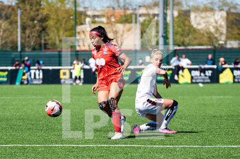 2022-04-17 - Perle Morroni of Olympique Lyonnais and Jenna Dear of FC Fleury fight for the ball during the Women's French championship, D1 Arkema football match between FC Fleury 91 and Olympique Lyonnais (Lyon) on April 17, 2022 at Walter Felder stadium in Fleury-Merogis, France - FC FLEURY 91 VS OLYMPIQUE LYONNAIS (LYON) - FRENCH WOMEN DIVISION 1 - SOCCER