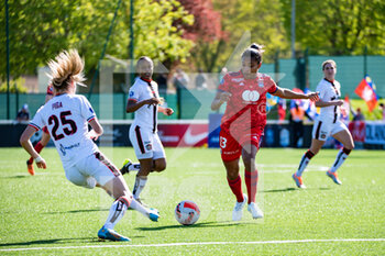 2022-04-17 - Julie Piga of FC Fleury and Catarina Macario of Olympique Lyonnais fight for the ball during the Women's French championship, D1 Arkema football match between FC Fleury 91 and Olympique Lyonnais (Lyon) on April 17, 2022 at Walter Felder stadium in Fleury-Merogis, France - FC FLEURY 91 VS OLYMPIQUE LYONNAIS (LYON) - FRENCH WOMEN DIVISION 1 - SOCCER