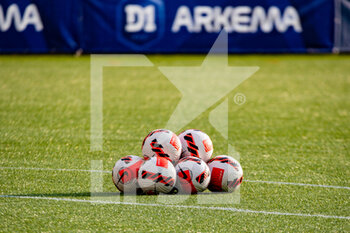 2022-05-29 - The official ball ahead of the Women's French championship, D1 Arkema football match between Paris Saint-Germain and Olympique Lyonnais (Lyon) on May 29, 2022 at Jean Bouin stadium in Paris, France - FOOTBALL - WOMEN'S FRENCH CHAMP - PARIS SG V OLYMPIQUE LYONNAIS - FRENCH WOMEN DIVISION 1 - SOCCER