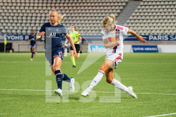 2022-05-29 - Paulina Dudek of Paris Saint Germain and Ada Hegerberg of Olympique Lyonnais fight for the ball during the Women's French championship, D1 Arkema football match between Paris Saint-Germain and Olympique Lyonnais (Lyon) on May 29, 2022 at Jean Bouin stadium in Paris, France - FOOTBALL - WOMEN'S FRENCH CHAMP - PARIS SG V OLYMPIQUE LYONNAIS - FRENCH WOMEN DIVISION 1 - SOCCER