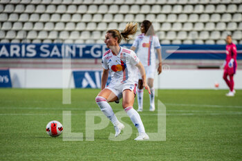 2022-05-29 - Amandine Henry of Olympique Lyonnais controls the ball during the Women's French championship, D1 Arkema football match between Paris Saint-Germain and Olympique Lyonnais (Lyon) on May 29, 2022 at Jean Bouin stadium in Paris, France - FOOTBALL - WOMEN'S FRENCH CHAMP - PARIS SG V OLYMPIQUE LYONNAIS - FRENCH WOMEN DIVISION 1 - SOCCER