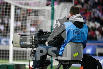 2022-05-29 - Illustration picture shows a man (cameraman, camera operator) filming for TV with a television camera of PSG during the Women's French championship, D1 Arkema football match between Paris Saint-Germain (PSG) and Olympique Lyonnais (Lyon, OL) on May 29, 2022 at Jean Bouin stadium in Paris, France - FOOTBALL - WOMEN'S FRENCH CHAMP - PARIS SG V OLYMPIQUE LYONNAIS - FRENCH WOMEN DIVISION 1 - SOCCER