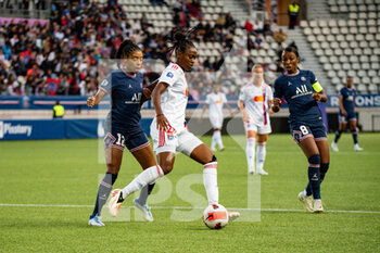 2022-05-29 - Ashley Lawrence of Paris Saint Germain and Melvine Malard of Olympique Lyonnais fight for the ball during the Women's French championship, D1 Arkema football match between Paris Saint-Germain and Olympique Lyonnais (Lyon) on May 29, 2022 at Jean Bouin stadium in Paris, France - FOOTBALL - WOMEN'S FRENCH CHAMP - PARIS SG V OLYMPIQUE LYONNAIS - FRENCH WOMEN DIVISION 1 - SOCCER
