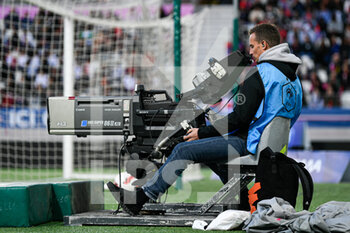 2022-05-29 - Illustration picture shows a man (cameraman, camera operator) filming for TV with a television camera of PSG during the Women's French championship, D1 Arkema football match between Paris Saint-Germain (PSG) and Olympique Lyonnais (Lyon, OL) on May 29, 2022 at Jean Bouin stadium in Paris, France - FOOTBALL - WOMEN'S FRENCH CHAMP - PARIS SG V OLYMPIQUE LYONNAIS - FRENCH WOMEN DIVISION 1 - SOCCER