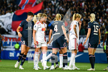 2022-05-29 - Team's players of PSG and OL during the Women's French championship, D1 Arkema football match between Paris Saint-Germain (PSG) and Olympique Lyonnais (Lyon, OL) on May 29, 2022 at Jean Bouin stadium in Paris, France - FOOTBALL - WOMEN'S FRENCH CHAMP - PARIS SG V OLYMPIQUE LYONNAIS - FRENCH WOMEN DIVISION 1 - SOCCER