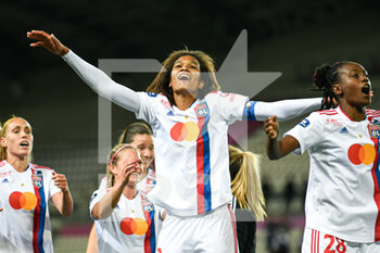 2022-05-29 - Wendie Renard with the team of OL celebrates the victory (win) during the Women's French championship, D1 Arkema football match between Paris Saint-Germain (PSG) and Olympique Lyonnais (Lyon, OL) on May 29, 2022 at Jean Bouin stadium in Paris, France - FOOTBALL - WOMEN'S FRENCH CHAMP - PARIS SG V OLYMPIQUE LYONNAIS - FRENCH WOMEN DIVISION 1 - SOCCER