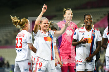 2022-05-29 - The team of OL celebrates the victory (win) with Eugenie Le Sommer in the foreground during the Women's French championship, D1 Arkema football match between Paris Saint-Germain (PSG) and Olympique Lyonnais (Lyon, OL) on May 29, 2022 at Jean Bouin stadium in Paris, France - FOOTBALL - WOMEN'S FRENCH CHAMP - PARIS SG V OLYMPIQUE LYONNAIS - FRENCH WOMEN DIVISION 1 - SOCCER