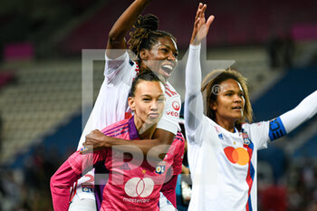 2022-05-29 - Christiane Endler, Kadeisha Buchanan and Wendie Renard with the team of OL celebrate the victory (win) during the Women's French championship, D1 Arkema football match between Paris Saint-Germain (PSG) and Olympique Lyonnais (Lyon, OL) on May 29, 2022 at Jean Bouin stadium in Paris, France - FOOTBALL - WOMEN'S FRENCH CHAMP - PARIS SG V OLYMPIQUE LYONNAIS - FRENCH WOMEN DIVISION 1 - SOCCER