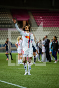 2022-05-29 - Wendie Renard of Olympique Lyonnais celebrates the victory after the Women's French championship, D1 Arkema football match between Paris Saint-Germain and Olympique Lyonnais (Lyon) on May 29, 2022 at Jean Bouin stadium in Paris, France - FOOTBALL - WOMEN'S FRENCH CHAMP - PARIS SG V OLYMPIQUE LYONNAIS - FRENCH WOMEN DIVISION 1 - SOCCER