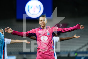 2022-05-29 - Christiane Endler with the team of OL celebrates the victory (win) during the Women's French championship, D1 Arkema football match between Paris Saint-Germain (PSG) and Olympique Lyonnais (Lyon, OL) on May 29, 2022 at Jean Bouin stadium in Paris, France - FOOTBALL - WOMEN'S FRENCH CHAMP - PARIS SG V OLYMPIQUE LYONNAIS - FRENCH WOMEN DIVISION 1 - SOCCER