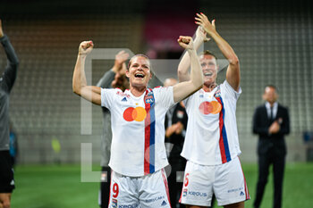 2022-05-29 - Eugenie Le Sommer and Amandine Henry with the team of OL celebrate the victory (win) during the Women's French championship, D1 Arkema football match between Paris Saint-Germain (PSG) and Olympique Lyonnais (Lyon, OL) on May 29, 2022 at Jean Bouin stadium in Paris, France - FOOTBALL - WOMEN'S FRENCH CHAMP - PARIS SG V OLYMPIQUE LYONNAIS - FRENCH WOMEN DIVISION 1 - SOCCER