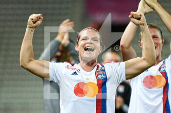 2022-05-29 - Eugenie Le Sommer with the team of OL celebrates the victory (win) during the Women's French championship, D1 Arkema football match between Paris Saint-Germain (PSG) and Olympique Lyonnais (Lyon, OL) on May 29, 2022 at Jean Bouin stadium in Paris, France - FOOTBALL - WOMEN'S FRENCH CHAMP - PARIS SG V OLYMPIQUE LYONNAIS - FRENCH WOMEN DIVISION 1 - SOCCER