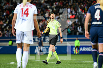 2022-05-29 - The referee (woman) during the Women's French championship, D1 Arkema football match between Paris Saint-Germain (PSG) and Olympique Lyonnais (Lyon, OL) on May 29, 2022 at Jean Bouin stadium in Paris, France - FOOTBALL - WOMEN'S FRENCH CHAMP - PARIS SG V OLYMPIQUE LYONNAIS - FRENCH WOMEN DIVISION 1 - SOCCER