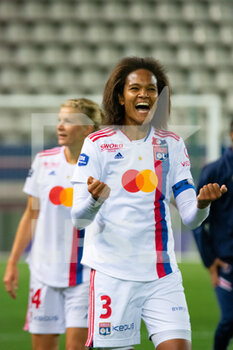 2022-05-29 - Wendie Renard of Olympique Lyonnais celebrates the victory after the Women's French championship, D1 Arkema football match between Paris Saint-Germain and Olympique Lyonnais (Lyon) on May 29, 2022 at Jean Bouin stadium in Paris, France - FOOTBALL - WOMEN'S FRENCH CHAMP - PARIS SG V OLYMPIQUE LYONNAIS - FRENCH WOMEN DIVISION 1 - SOCCER