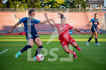 2022-06-01 - Julie Soyer of Paris FC and Elody Salaun of Dijon FCO fight for the ball during the Women's French championship D1 Arkema football match between Paris FC and Dijon FCO on June 1, 2022 at Dominique Duvauchelle stadium in Creteil, France - FOOTBALL - WOMEN'S FRENCH CHAMP - PARIS FC V DIJON - FRENCH WOMEN DIVISION 1 - SOCCER