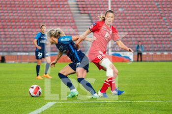 2022-06-01 - Julie Soyer of Paris FC and Lea Declercq of Dijon FCO fight for the ball during the Women's French championship D1 Arkema football match between Paris FC and Dijon FCO on June 1, 2022 at Dominique Duvauchelle stadium in Creteil, France - FOOTBALL - WOMEN'S FRENCH CHAMP - PARIS FC V DIJON - FRENCH WOMEN DIVISION 1 - SOCCER