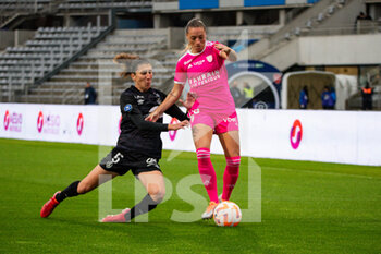 2022-10-14 - Julie Pasquereau of Stade de Reims Louise Fleury of Paris FC fight for the ball during the Women's French championship D1 Arkema football match between Paris FC and Stade de Reims on October 14, 2022 at Charlety stadium in Paris, France - FOOTBALL - WOMEN'S FRENCH CHAMP - PARIS FC V STADE DE REIMS - FRENCH WOMEN DIVISION 1 - SOCCER