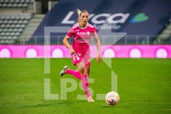 2022-10-14 - Louise Fleury of Paris FC controls the ball during the Women's French championship D1 Arkema football match between Paris FC and Stade de Reims on October 14, 2022 at Charlety stadium in Paris, France - FOOTBALL - WOMEN'S FRENCH CHAMP - PARIS FC V STADE DE REIMS - FRENCH WOMEN DIVISION 1 - SOCCER