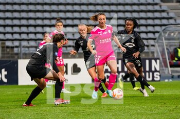 2022-10-14 - Lou Ann Joly of Stade de Reims and Gaetane Thiney of Paris FC fight for the ball during the Women's French championship D1 Arkema football match between Paris FC and Stade de Reims on October 14, 2022 at Charlety stadium in Paris, France - FOOTBALL - WOMEN'S FRENCH CHAMP - PARIS FC V STADE DE REIMS - FRENCH WOMEN DIVISION 1 - SOCCER
