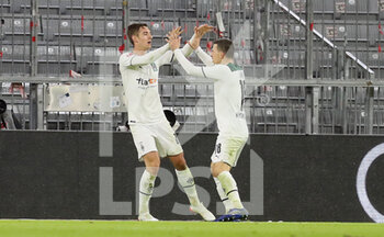 2022-01-07 - Florian Neuhaus (32) of Moenchengladbach celebrates after his goal 1-1 with Stefan Lainer during the German championship Bundesliga football match between Bayern Munich and Borussia Moenchengladbach on January 7, 2022 at Allianz Arena in Munich, Germany - BAYERN MUNICH VS BORUSSIA MOENCHENGLADBACH - GERMAN BUNDESLIGA - SOCCER