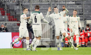 2022-01-07 - Stefan Lainer (18) of Moenchengladbach celebrates after his goal 1-2 with Tony Jantschke, Christoph Kramer during the German championship Bundesliga football match between Bayern Munich and Borussia Moenchengladbach on January 7, 2022 at Allianz Arena in Munich, Germany - BAYERN MUNICH VS BORUSSIA MOENCHENGLADBACH - GERMAN BUNDESLIGA - SOCCER