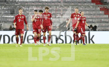 2022-01-07 - Bayern Munich players look dejected after the 1-2 goal during the German championship Bundesliga football match between Bayern Munich and Borussia Moenchengladbach on January 7, 2022 at Allianz Arena in Munich, Germany - BAYERN MUNICH VS BORUSSIA MOENCHENGLADBACH - GERMAN BUNDESLIGA - SOCCER
