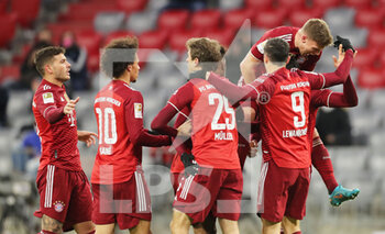 2022-02-05 - Thomas Muller of Bayern Munich celebrates his goal 1-0 with teammates during the German championship Bundesliga football match between Bayern Munich and RB Leipzig on February 5, 2022 at Allianz Arena in Munich, Germany - BAYERN MUNICH VS RB LEIPZIG - GERMAN BUNDESLIGA - SOCCER