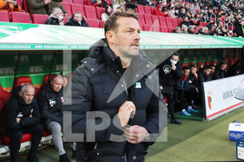 2022-02-27 - Coach Markus Weinzierl of FC Augsburg during the German championship Bundesliga football match between FC Augsburg and Borussia Dortmund on February 27, 2022 at WWK Arena in Augsburg, Germany - FC AUGSBURG VS BORUSSIA DORTMUND - GERMAN BUNDESLIGA - SOCCER