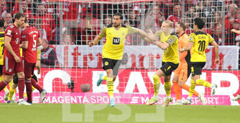 2022-04-23 - Emre Can of Borussia Dortmund celebrates his goal with Erling Haaland during the German championship Bundesliga football match between Bayern Munich and Borussia Dortmund on April 23, 2022 at Allianz Arena in Munich, Germany - BAYERN MUNICH VS BORUSSIA DORTMUND - GERMAN BUNDESLIGA - SOCCER