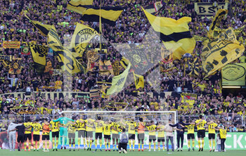 2022-08-06 - Borussia Dortmund players celebrate with fans at full time during the German championship Bundesliga football match between Borussia Dortmund and Bayer 04 Leverkusen on August 6, 2022 at Signal Iduna Park in Dortmund, Germany - FOOTBALL - GERMAN CHAMP - DORTMUND V LEVERKUSEN - GERMAN BUNDESLIGA - SOCCER