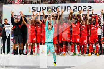 2022-07-30 - Bayern Munich players celebrate with the trophy during the German Super Cup football match between RB Leipzig and Bayern Munich on July 30, 2022 at Red Bull Arena in Leipzig, Germany - FOOTBALL - GERMAN SUPER CUP - RB LEIPZIG V BAYERN MUNICH - GERMAN SUPERCUP - SOCCER