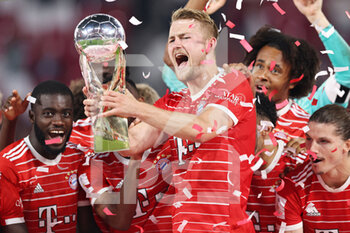 2022-07-30 - Matthijs de Ligt of Bayern Munich celebrates with the trophy during the German Super Cup football match between RB Leipzig and Bayern Munich on July 30, 2022 at Red Bull Arena in Leipzig, Germany - FOOTBALL - GERMAN SUPER CUP - RB LEIPZIG V BAYERN MUNICH - GERMAN SUPERCUP - SOCCER