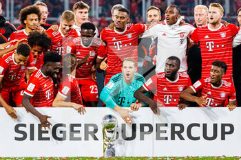 2022-07-30 - Bayern Munich players celebrate with the trophy during the German Super Cup football match between RB Leipzig and Bayern Munich on July 30, 2022 at Red Bull Arena in Leipzig, Germany - FOOTBALL - GERMAN SUPER CUP - RB LEIPZIG V BAYERN MUNICH - GERMAN SUPERCUP - SOCCER