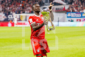 2022-07-30 - Sadio Mane of Bayern Munich celebrates with the trophy during the German Super Cup football match between RB Leipzig and Bayern Munich on July 30, 2022 at Red Bull Arena in Leipzig, Germany - FOOTBALL - GERMAN SUPER CUP - RB LEIPZIG V BAYERN MUNICH - GERMAN SUPERCUP - SOCCER